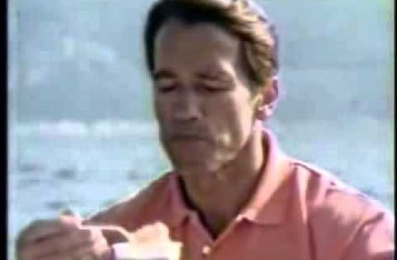 VIDEO kadras: Arnold Schwarzenegger Nissin Nudeln1989 Commercial