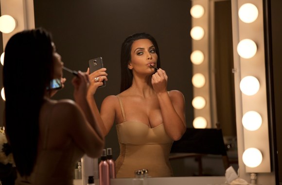 VIDEO kadras: #KimsDataStash | T-Mobile Commercial