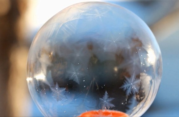 VIDEO kadras: Muilo burbulai žiemą