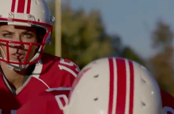 VIDEO kadras: Victoria’s Secret Angels Play Football