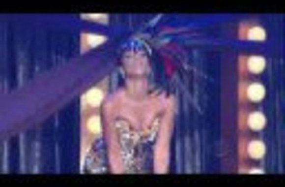 VIDEO kadras: HD Rihanna - Vogue (live at 2008 Fashion Rocks)