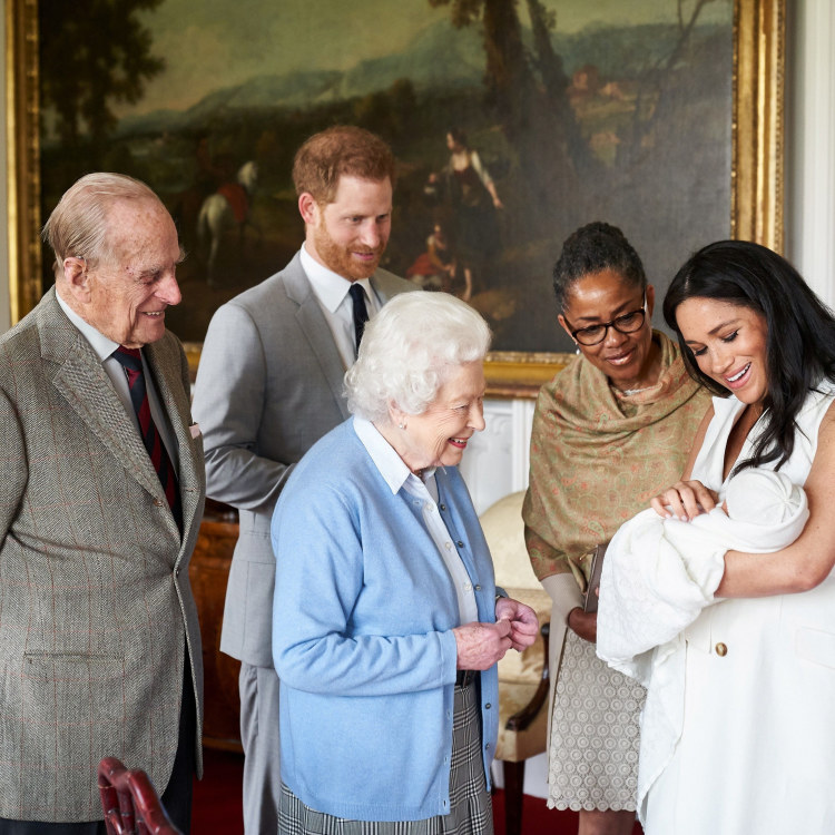 Princas Harry ir Meghan Markle su mama Doria Ragland rodo ką tik gimusį sūnų Archie karelienei Elizabeth II ir princui Philipui / Scanpix nuotr.