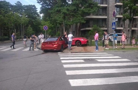 Ugniaus Kiguolio „Ferrari“ Palangoje susidūrė su BMW M4