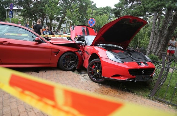 BMW M4 trenkėsi į Ugniaus Kiguolio „Ferrari“