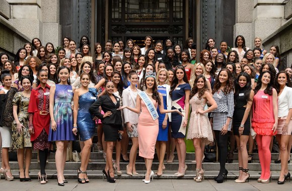 Megan Young su „Mis Pasaulio“ dalyvėmis