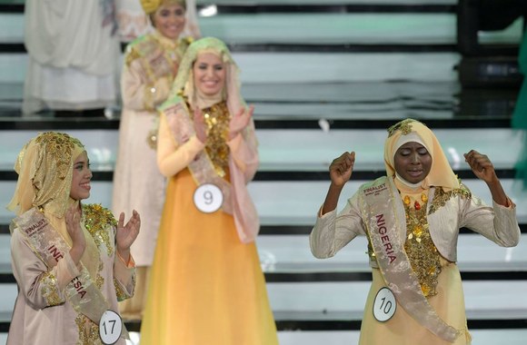 Gražiausia musulmone išrinkta Obabiyi Aishah Ajibola iš Nigerijos (dešinėje)