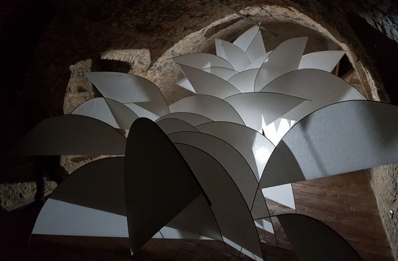 Dailininkė, grafikė Diana Radavičiūtė ir tapytojas Vytenis Lingys Vilniuje surengė šviesos instaliacijų parodą „Kita tamsos pusė“