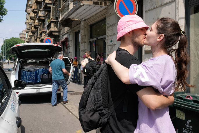 Atsisveikinimas: išvykdamas į tėvynę, Olehas Psiukas Turine apsikabino ir pabučiavo savo mylimąją Oleksandrą Bilobrovą / Scanpix nuotrauka