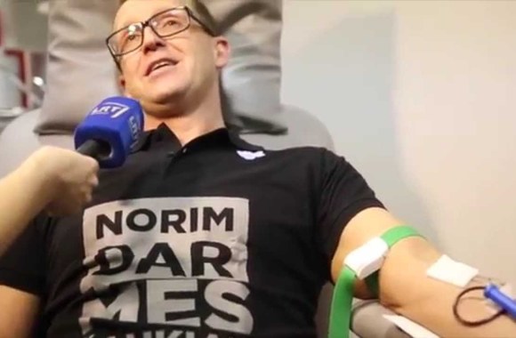 VIDEO kadras: M.A.M.A. muzikos apdovanojimų steigėjai tapo kraujo donorais