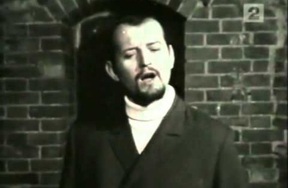 VIDEO kadras: Vilniaus bokštai l Adolfas Jarulis \"Prie apleisto seno namo\" (1969 metai)