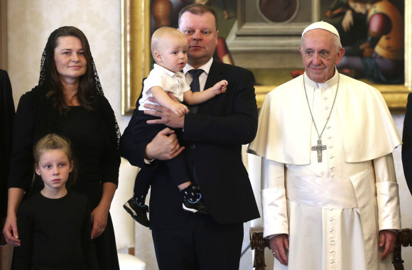 Popiežius Pranciškus priėmė Saulių Skvernelį su žmona Silvija ir jųdviejų vaikais Egle bei Tadu