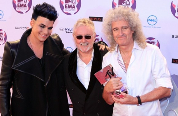 Adam Lambertas (kairėje), Rogeris Tayloras (centre) ir Brianas May