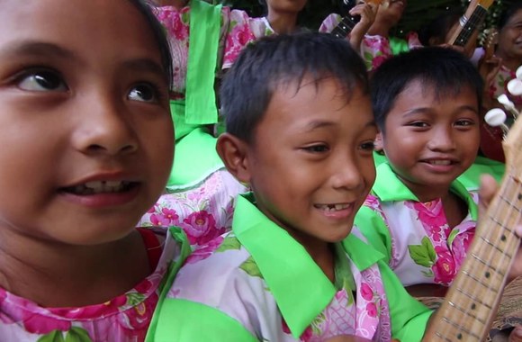 stano-ir-zvonkus-mokina-filipiniecius-lietuviskai