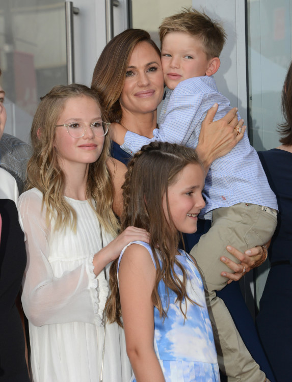  Jennifer Garner su savo ir Beno Afflecko vaikais – Violet, Seraphina ir Samueliu / Vida Press/Scanpix nuotr. 