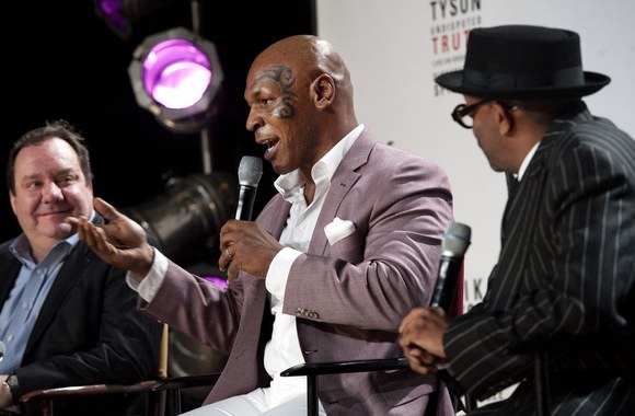 Mike'as Tysonas (centre)