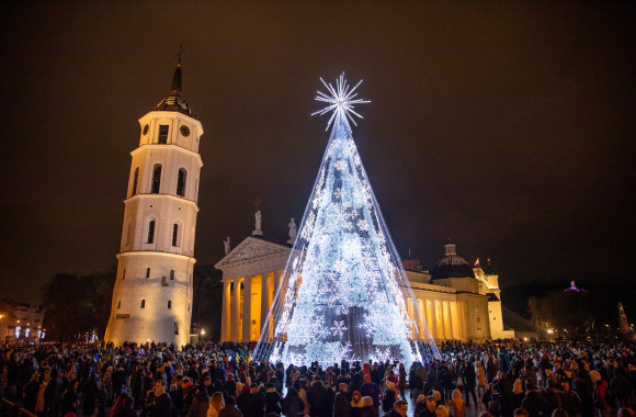 Vilniuje įžiebta Kalėdų eglė – žiemos paveikslo atspindys / Luko Balandžio nuotr.