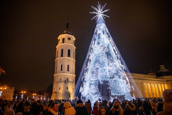 Vilniuje įžiebta Kalėdų eglė – žiemos paveikslo atspindys / Luko Balandžio nuotr.
