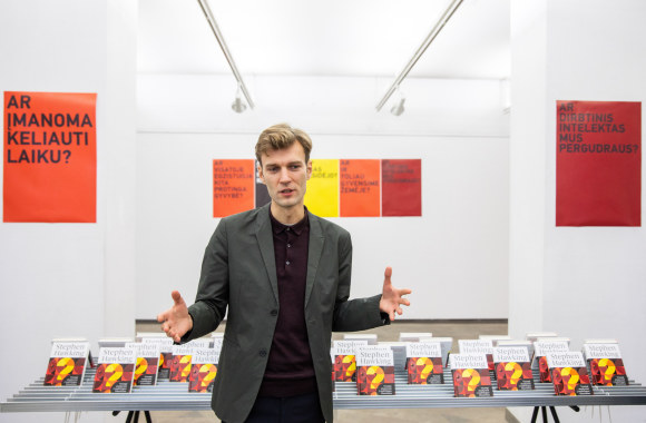 Mokslininko Stepheno Hawkingo knygai „Trumpi atsakymai į sudėtingus klausimus“ pagerbti vienai dienai atidarytas knygynas/Irmanto Gelūno/„Žmonės Foto“ nuotr.