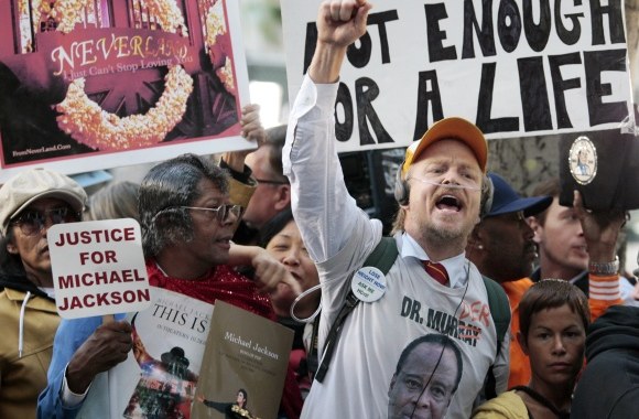 Michaelo Jacksono gerbėjai prie teismo 