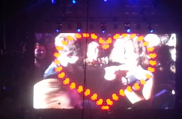 VIDEO kadras: Marijono šou: autografas ant krūtų