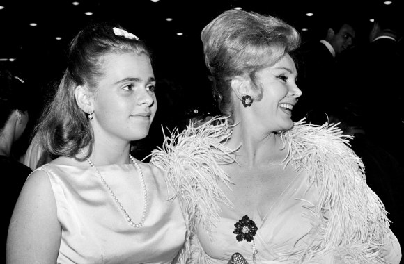 16-metė Francesca Hilton su motina Zsa Zsa Gabor (1963 m.)