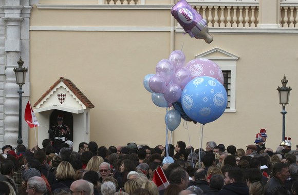 Monako visuomenei pristatyti kunigaikščio Albert'o II ir jo žmonos Charlene dvyniai