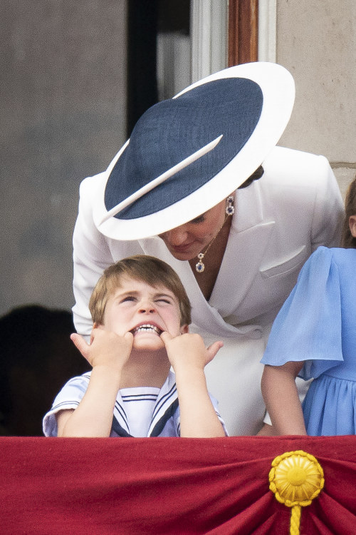 Princas Louisas su mama Kate Middleton Elizabeth II viešpatavimo platininio jubiliejaus iškilmėse / „Scanpix“ nuotr.