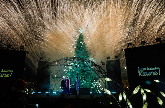 Drugeliais „plazdanti“ Kauno Kalėdų eglė / Teodoro Biliūno nuotr.