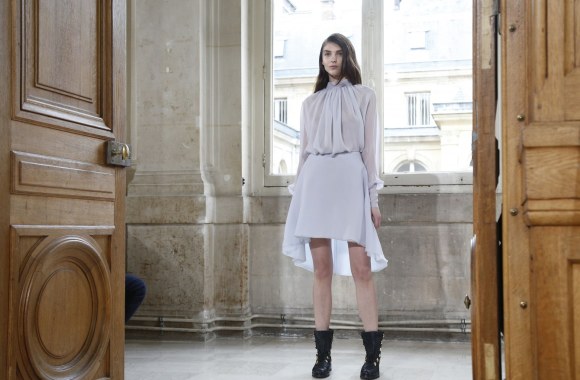 „Bouchra Jarrar“ 2016 m. pavasario-vasaros kolekcijos modelis