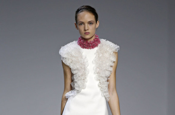 „Giambattista Valli“ 2016 m. pavasario-vasaros kolekcijos modelis 