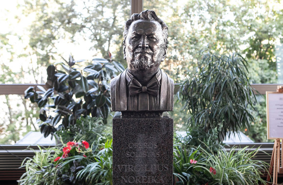 LNOBT fojė iškilmingai atidengtas V.Noreikos memorialinis biustas, kurį sukūrė skulptorius G.Piekuras/ Pauliaus Peleckio „ŽMONĖS Foto“ nuotr.