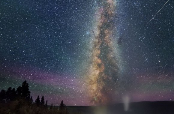 Nufotografuoti Paukščių Tako vaizdai virš JAV nacionalinių parkų.