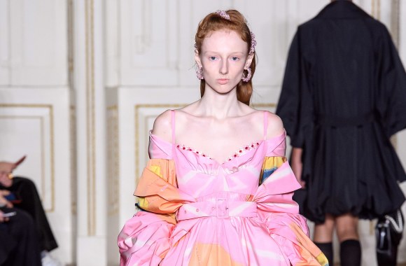 Simone Rocha kolekcijos modelis/Vida press nuotr.