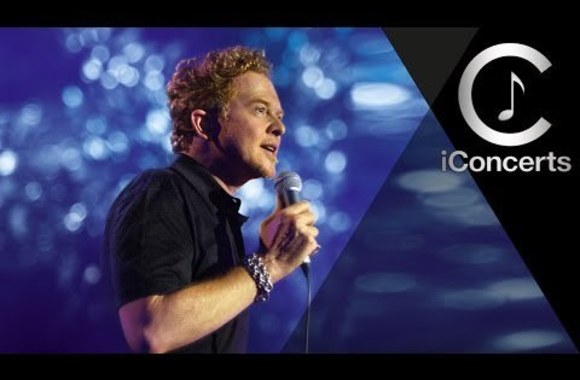 VIDEO kadras: Simply Red - Holding Back The Years (Official live)