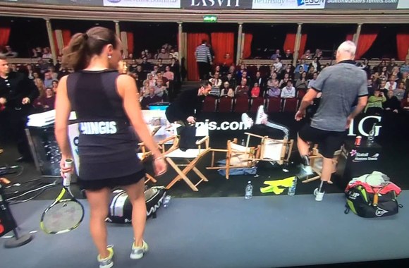 VIDEO kadras: Elton John falling over | Statoil Masters Tennis 2014