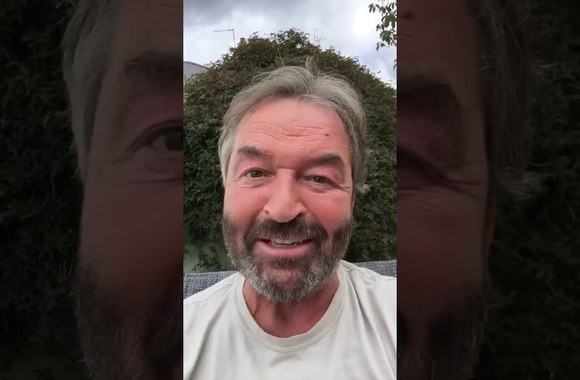 Ianas Beattie sveikinasi su „Coomic Con Baltics“ dalyviais