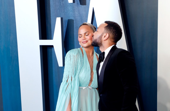  Viešas meilės patvirtinimas: kerinti Chrissy Teigen „Georges Hobeika“ suknia ir žavusis Johnas Legendas „Gucci“ smokingu / GETTY nuotrauka