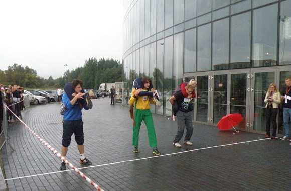 Akimirka iš žmonų nešimo varžybų Šiauliuose