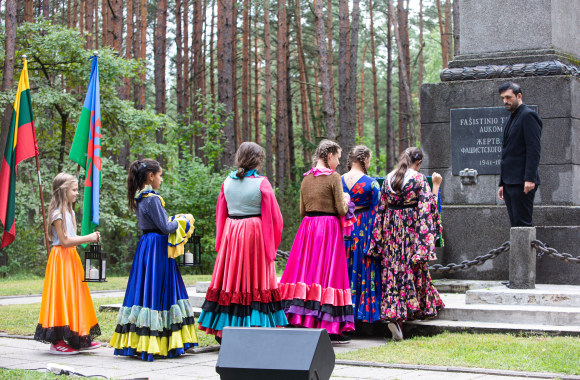 Romų genocido aukų pagerbimo ceremonija Panerių memoriale/Gretos Skaraitienės/„Žmonės Foto“ nuotr.