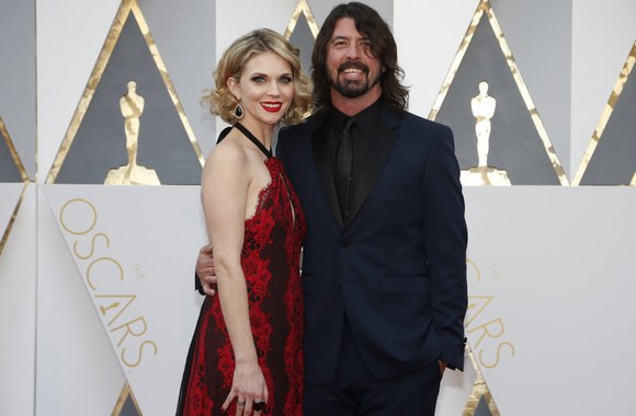 Dave'as Grohlas su žmona Jordyn Blum