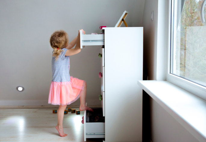 Vaikas pavojingoje situacijoje namuose  / Shutterstock nuotr.