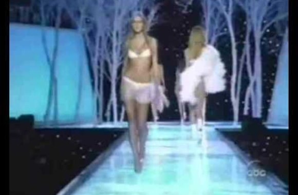 VIDEO kadras: „Heavenly Star Bra“