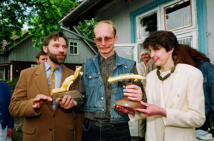 Arūnas Valinskas (viduryje) festivalyje „Benai, plaukiam į Nidą!“ 1996 m. / K.Vanago nuotr.