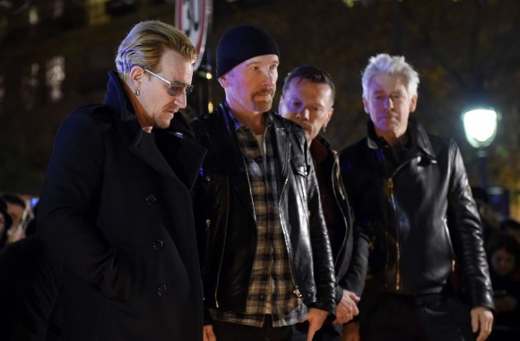 „U2“ prie „Bataclan“ koncertų salės
