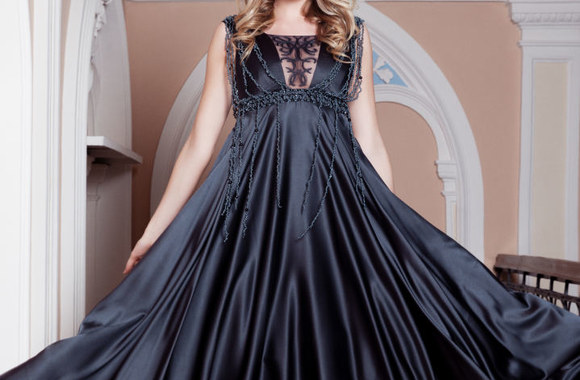 Solveiga Mykolaitytė demonstruoja Raimondos Silės kurtas sukneles