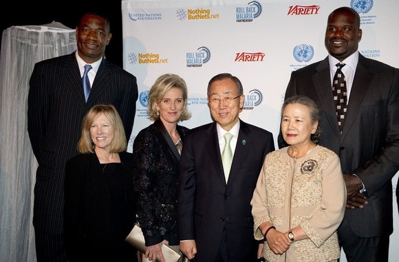 Iš kairės: Dikembe Mutombo, Pasaulinio maliarijos fondo prezidentė Kathy Calvin, Belgijos princesė Astrid, JTO generalinis sekretorius Ban Ki-moonas su žmona ir Shaquille'as O'Nealas