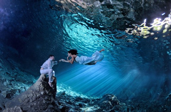 Fotografas Pierre'as Violle'as siūlo įspūdingas vestuvių fotosesijas po vandeniu Meksikoje