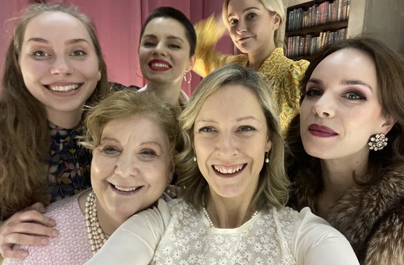 Gabija Jaraminaitė su kolegėmis po spektaklio / Asmeninio albumo nuotr.