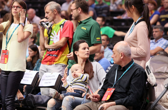 Viktorija Pocienė (kairėje) ir Mingailė Kalnietė su sūnumi Tauru