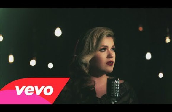 VIDEO kadras: Kelly Clarkson - Wrapped in Red